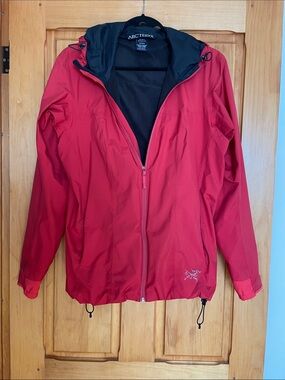 L.  ARC’TERYX  Women's Red Hooded Wind Stopper Jacket